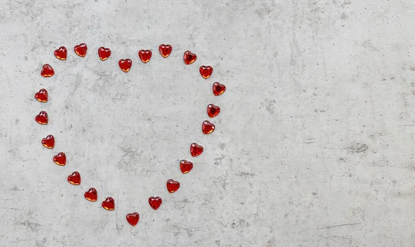 Composición Festiva Con Corazones Rojos Sobre Fondo Hormigón Vista Superior —  Fotos de Stock