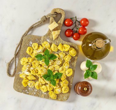 Mantarlı, fesleğenli ve domatesli çiğ İtalyan makarnası. Üst görünüm, dikey yönelim