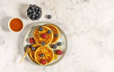 Ahududulu, yaban mersinli ve ballı leziz Amerikan krepleri. Kopyalama alanı ile kahvaltı kavramı.