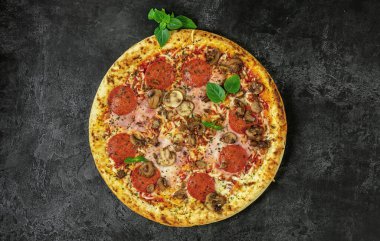 Tüm Napoli pizzası, jambon, mantar, salam ve peynirli. Üst görünüm, yemek tarifi için kopyalama alanı, fast food dağıtımı.