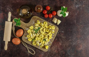 Ev yapımı çiğ İtalyan dolgulu tortellini 