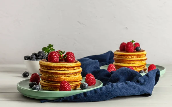 Tasty american pancakes with raspberries, blueberries, and honey. — Stock Photo, Image