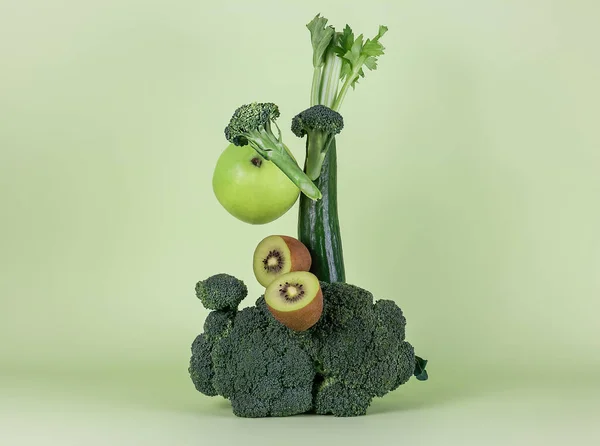 Verduras Frutas Verdes Frescas Sobre Fondo Verde Composición Equilibrada Concepto —  Fotos de Stock