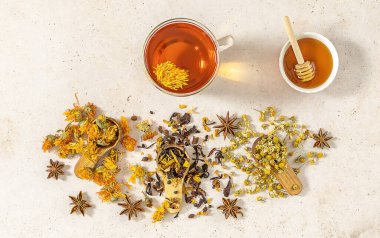 Bir fincan taze meyve ve bal ve zencefilli bitki çayı. Sağlıklı bir konsept, gribi önlemeye yardımcı olur. Sert gölgeler eğilimi.