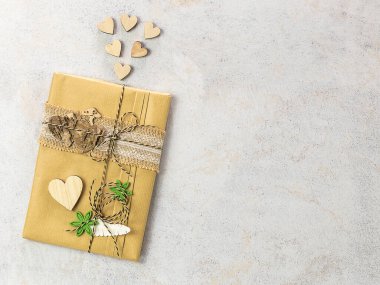 Tahta süslemelerle el işi kağıda sarılmış kitap. Sevgililer Günü için sıfır ziyan, çevre dostu paketleme hediyesi. Boşluğu kopyala.