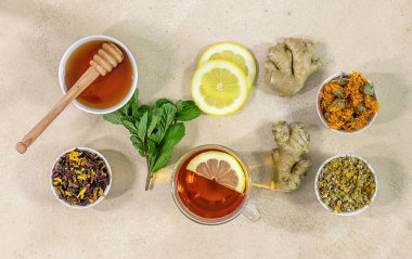 Bir fincan taze meyve ve nane, limon ve zencefilli bitki çayı. Sağlıklı bir konsept, gribi önlemeye yardımcı olur. Sert gölgeler eğilimi.