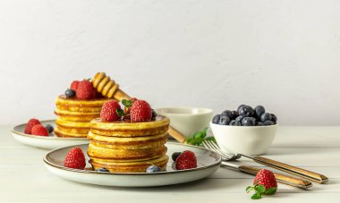 Ahududulu, yaban mersinli ve ballı leziz Amerikan krepleri. Fotokopi alanı olan aile kahvaltısı kavramı.
