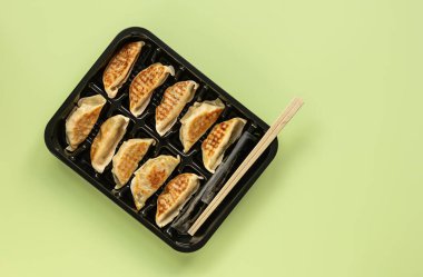 Japon tavada kızartılmış hamur köftesi, Gyoza, akşam yemeği için harika bir aperatifin yanı sıra popüler bir hafta sonu yemeğidir. Yiyeceklere dikkat et..
