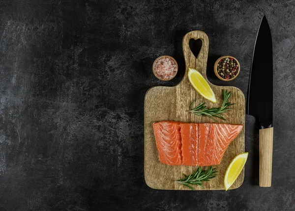 Taze çiğ Atlantik somonu manzarası. Büyük Omega-3 yağ asitleri, protein, potasyum ve selenyum kaynağı. Keto diyeti, sağlıklı yiyecekler, kemik sağlığını korumak, tiroid fonksiyonlarını geliştirmek. Boşluğu kopyala