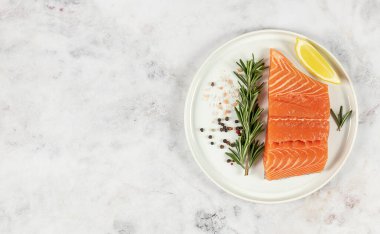 Taze çiğ Atlantik somonu manzarası. Büyük bir Omega-3 yağ asidi ve protein kaynağı. Keto diyeti, sağlıklı yiyecekler. tarif için boşluk kopyala.
