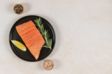 Tabakta taze çiğ Atlantik somonu. Büyük Omega-3 yağ asitleri kaynağı, protein, potasyum ve selenyum..