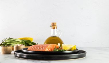 Taze çiğ Atlantik somonu manzarası. Büyük bir Omega-3 yağ asidi ve protein kaynağı. Keto diyeti, sağlıklı yiyecekler. tarif için boşluk kopyala.