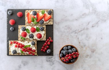 Taze yaz meyveleri sağlıklı çavdar yulafları olgun böğürtlen, nane yaprağı ve süzme peynir, üst manzara, fotokopi alanı.