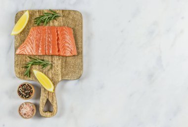 Taze çiğ Atlantik somonu manzarası. Büyük bir Omega-3 yağ asidi ve protein kaynağı. Keto diyeti, sağlıklı yiyecekler. tarif için boşluk kopyala.