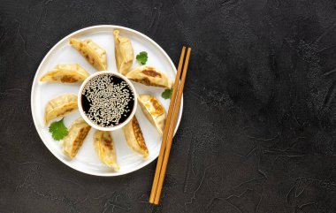 Soya soslu kızarmış mantı gyoza, ve çubuklar, üst manzara. Havuç, bock choy, yeşil soğan ve lahanalı vejetaryen tarifi.. 