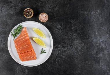 Taze çiğ Atlantik somonu manzarası. Büyük bir Omega-3 yağ asidi ve protein kaynağı. Keto diyeti, sağlıklı yiyecekler. tarif için boşluk kopyala.