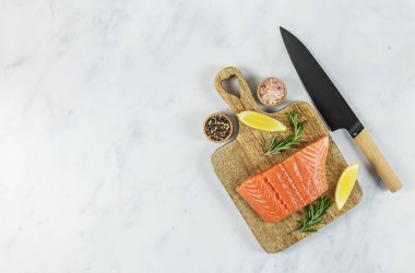 Taze çiğ Atlantik somonu manzarası. Büyük Omega-3 yağ asitleri, protein, potasyum ve selenyum kaynağı. Keto diyeti, sağlıklı yemek tarifi..