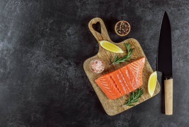 Taze çiğ Atlantik somonu manzarası. Büyük bir Omega-3 yağ asidi ve protein kaynağı. Keto diyeti, sağlıklı yiyecekler. tarif için boşluk kopyala.