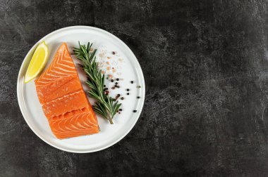 Tabakta taze çiğ Atlantik somonu. Büyük Omega-3 yağ asitleri kaynağı, protein, potasyum ve selenyum..