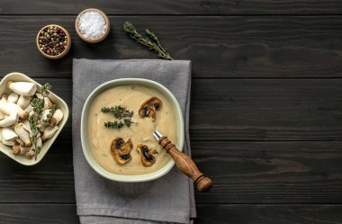 Vejetaryen yemeği. Kremalı mantar çorbası, domuz eti, şampiyon ve kekik..