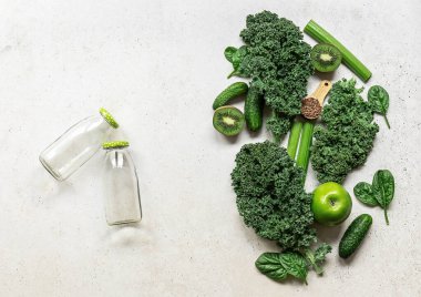 Sağlıklı bir yeşil smoothie veya salata için gerekenler - süper yiyecekler, detoks, alkali diyet, sağlık, vejetaryen gıda konsepti. 