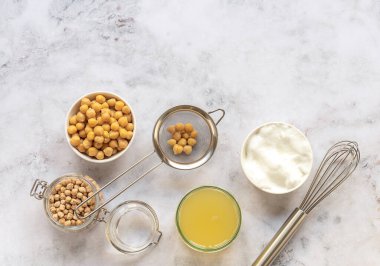 Nohut konservesi. Yumurta nakli ve yedekler. Vejetaryen yemek konsepti. Bir kasede çırpılmış köpük. 