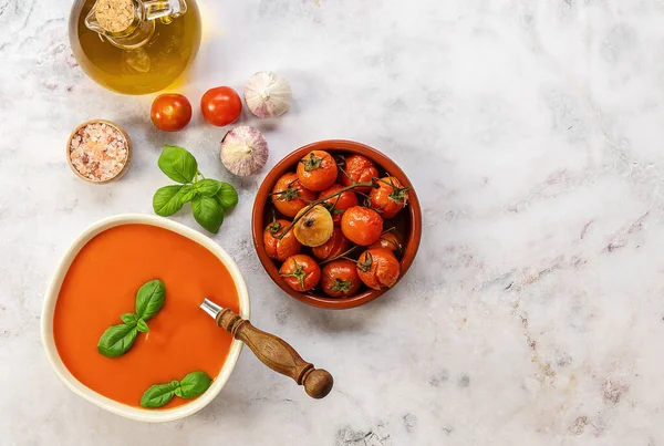 Bowl of tomato cream soup with roasted cherry and garlic. Vegetarian recipe, healthy lunch — Stock Photo, Image
