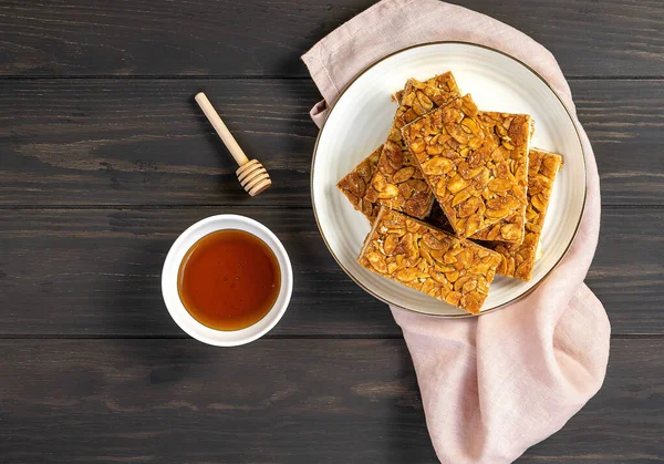 Florentinos o Picadura de abeja, galletas finas de shortbread cubiertas con almendras confitadas con miel. — Foto de Stock