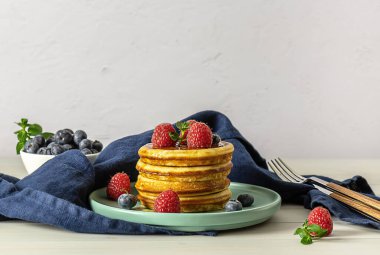 Ahududu, nane ve yabanmersinli Amerikan gözlemeleriyle kahvaltı konsepti.