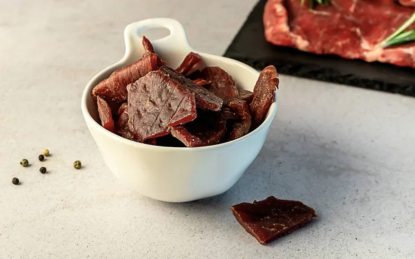 Lezzetli ince şeritler halinde seçilmiş sığır eti. marine edilmiş, tütsülenmiş ve kurutulmuş et..