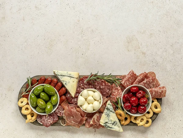 Tablero de charcutería o antipasti italiano de quesos, carnes y aperitivos variados. — Foto de Stock