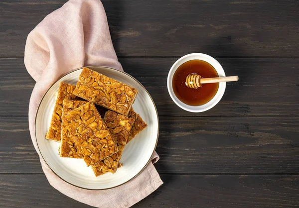 Florentinos o Picadura de abeja, galletas finas de shortbread cubiertas con almendras confitadas con miel. — Foto de Stock