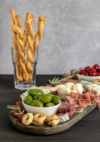 Appetizers board with different italian antipasti, cheese, charcuterie, and crackers — Stock Photo, Image