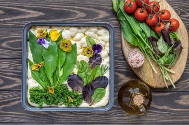 Ekşi hamurlar ahşap masada moda sanat bahçesini pişirmeye hazırlanıyor.