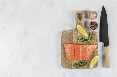 Tahtada taze çiğ Atlantik somonu. Büyük Omega-3 yağ asitleri kaynağı, protein, potasyum ve selenyum..