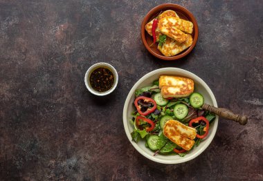 Kızarmış Halloumi peynirli salata, salatalık, kırmızı biber, yeşil soğan ve yapraklı.. 