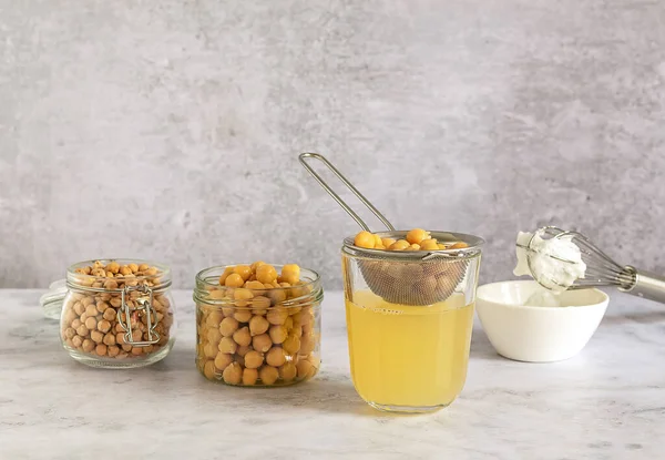 Nohut konservesi. Yumurta nakli ve yedekler. Vejetaryen yemek konsepti. Bir kasede çırpılmış köpük. 