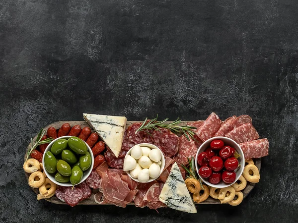 Charcuterie board or Italian antipasti of assorted cheeses, meats, and appetizers. — Stock Photo, Image