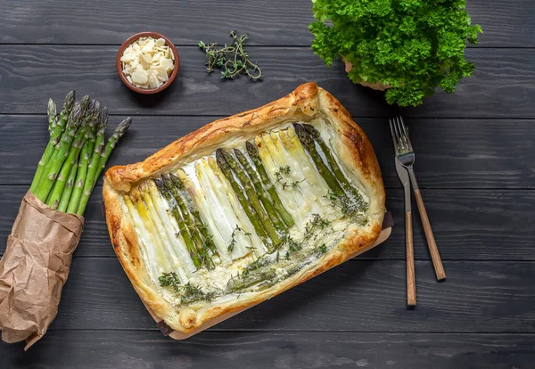 Yeşil ve beyaz kuşkonmaz ve parmesan peynirli puf böreği. Sağlıklı yemek..