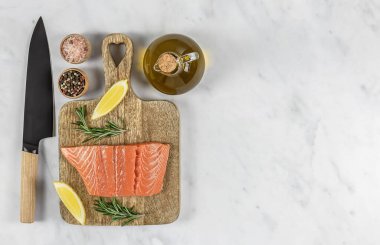 Tahtada taze çiğ Atlantik somonu. Büyük Omega-3 yağ asitleri kaynağı, protein, potasyum ve selenyum..