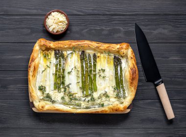 Parmesanlı lezzetli ev yapımı yeşil ve beyaz kuşkonmaz kiş. Vejetaryen sağlıklı börek turtası.. 