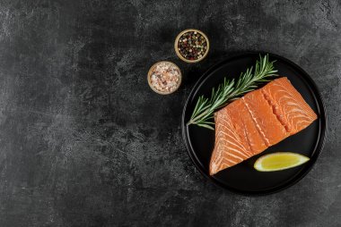 Tabakta taze çiğ Atlantik somonu. Büyük Omega-3 yağ asitleri kaynağı, protein, potasyum ve selenyum..