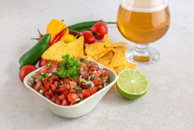 Pico de gallo ya da salsa fresca, domates, soğan, serrano biberi, limon suyu, kişniş ve tuzdan yapılır.. 