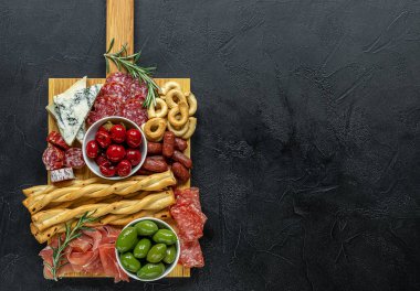 Aperatifler çeşitli İtalyan aperatifleriyle dolu. Gorgonzola peyniri, et, zeytin ve biber. Şarküteri ve antipastel tabaklar. Üst görünüm, alanı kopyala