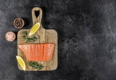 Taze çiğ Atlantik somonu manzarası. Büyük bir Omega-3 yağ asidi ve protein kaynağı. Keto diyeti, sağlıklı yiyecekler. tarif için boşluk kopyala.