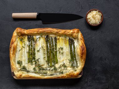 Yeşil ve beyaz kuşkonmaz, krem ve parmesan peynirli ev yapımı kiş. Sağlıklı, vejetaryen tarifi. Puf böreği turtası.