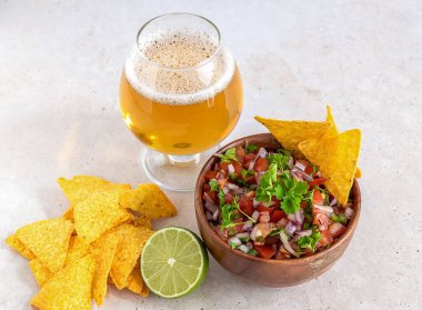 Pico de gallo ya da salsa fresca, geleneksel Meksika sosu, domates, soğan, serrano biberi, limon suyu, kişniş ve bir bardak bira ve cips ile birlikte tuz.. 