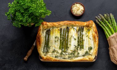Yeşil ve beyaz kuşkonmaz ve parmesan peynirli puf böreği. Sağlıklı yiyecekler. Üst görünüm. 