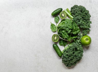 Sağlıklı yeşil smoothie veya salata için gerekenler - süper yiyecekler, detoks, alkalin diyet, sağlık, vejetaryen gıda konsepti. Boş metin alanı olan arkaplan düzeni.