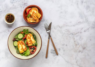 Kızarmış Halloumi peynirli salata, salatalık, kırmızı biber, yeşil soğan ve yapraklı.. 